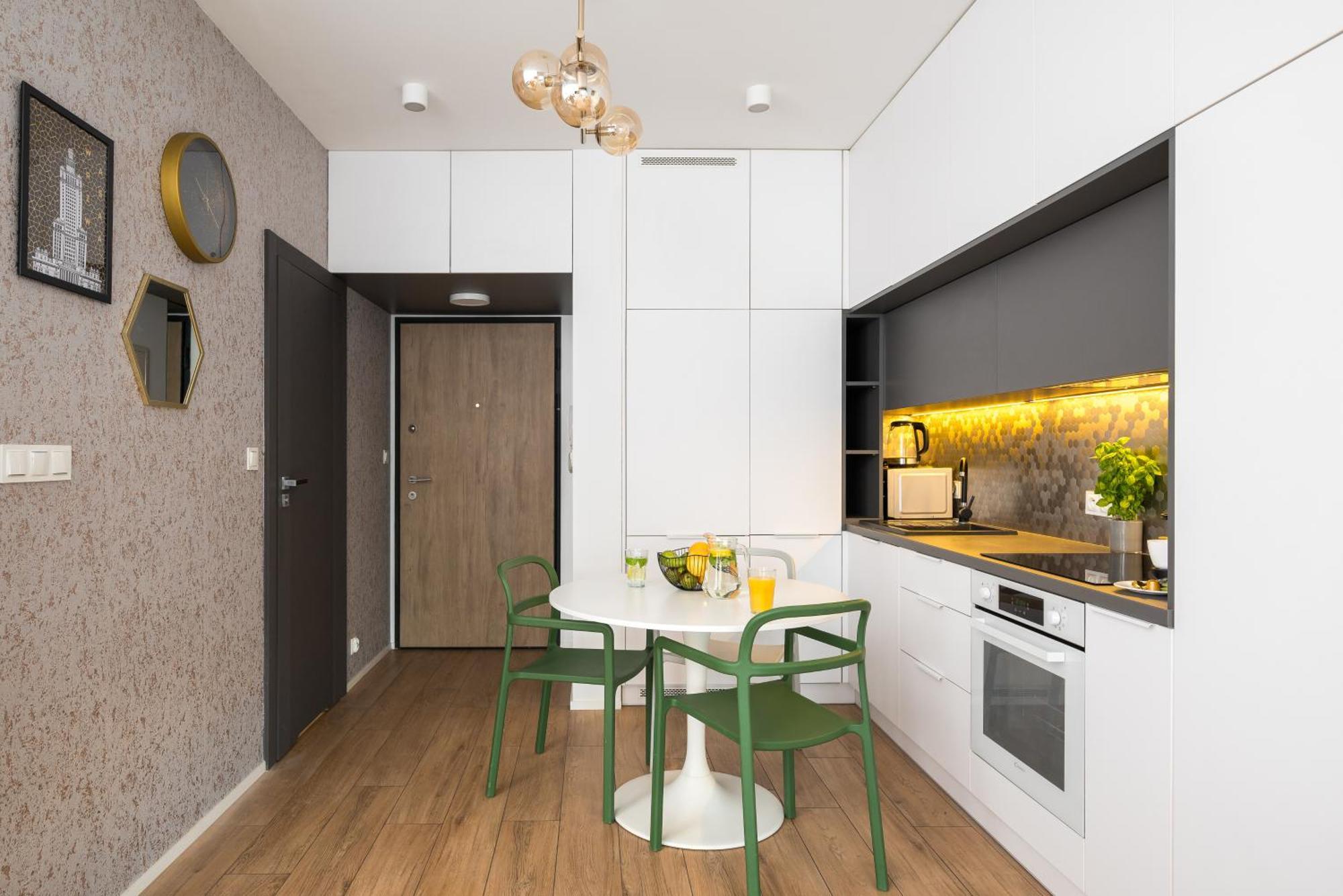Urban Gem With Private Parking, Relaxing Balcony At Metro Station, Only 10 Min To Centre Warsaw
