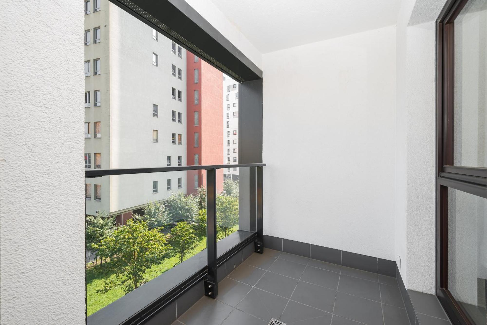 Urban Gem With Private Parking, Relaxing Balcony At Metro Station, Only 10 Min To Centre * Warsaw