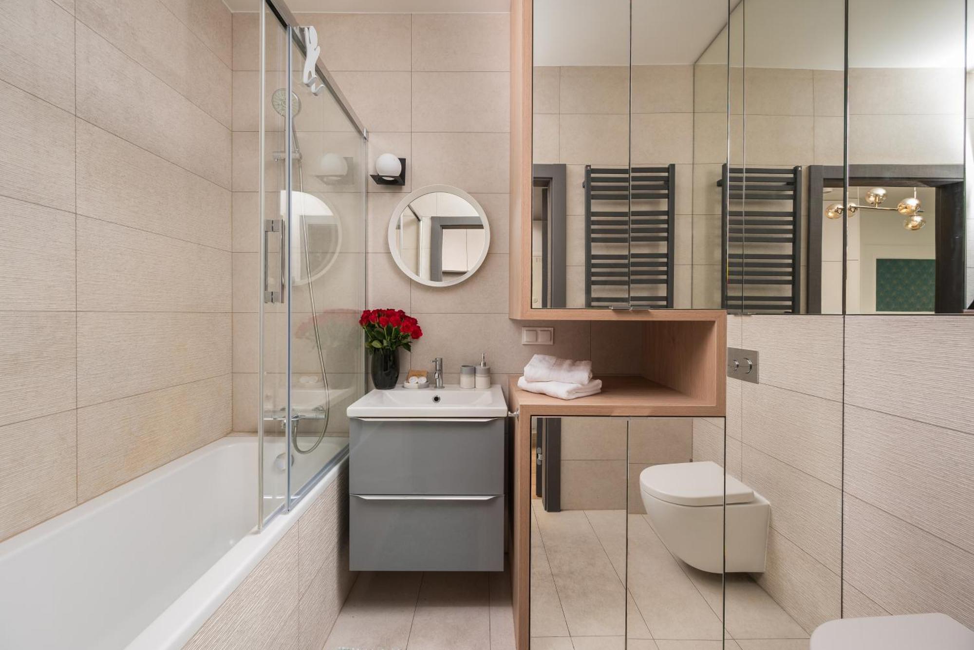 Urban Gem With Private Parking, Relaxing Balcony At Metro Station, Only 10 Min To Centre Warsaw