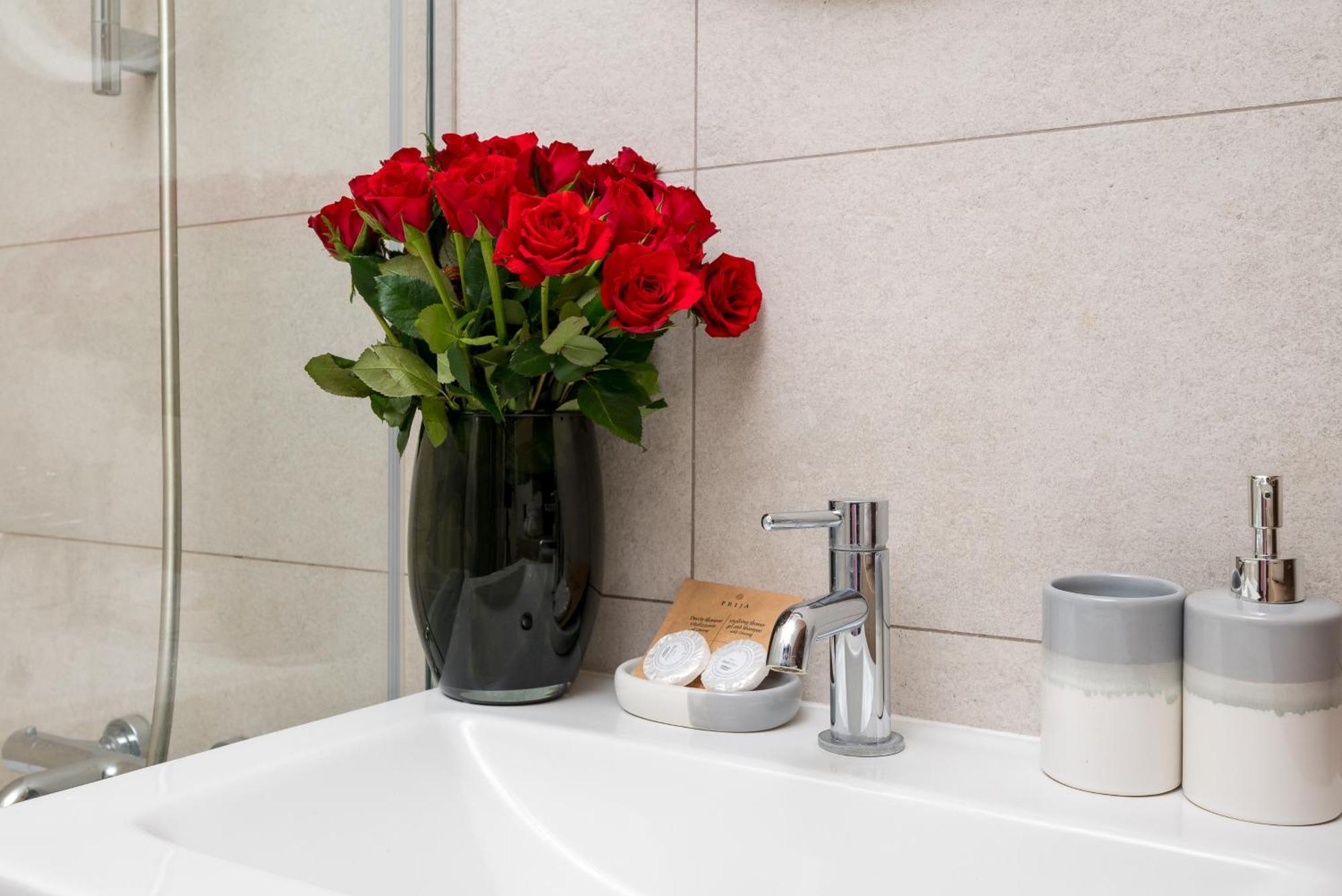 Urban Gem With Private Parking, Relaxing Balcony At Metro Station, Only 10 Min To Centre Warsaw