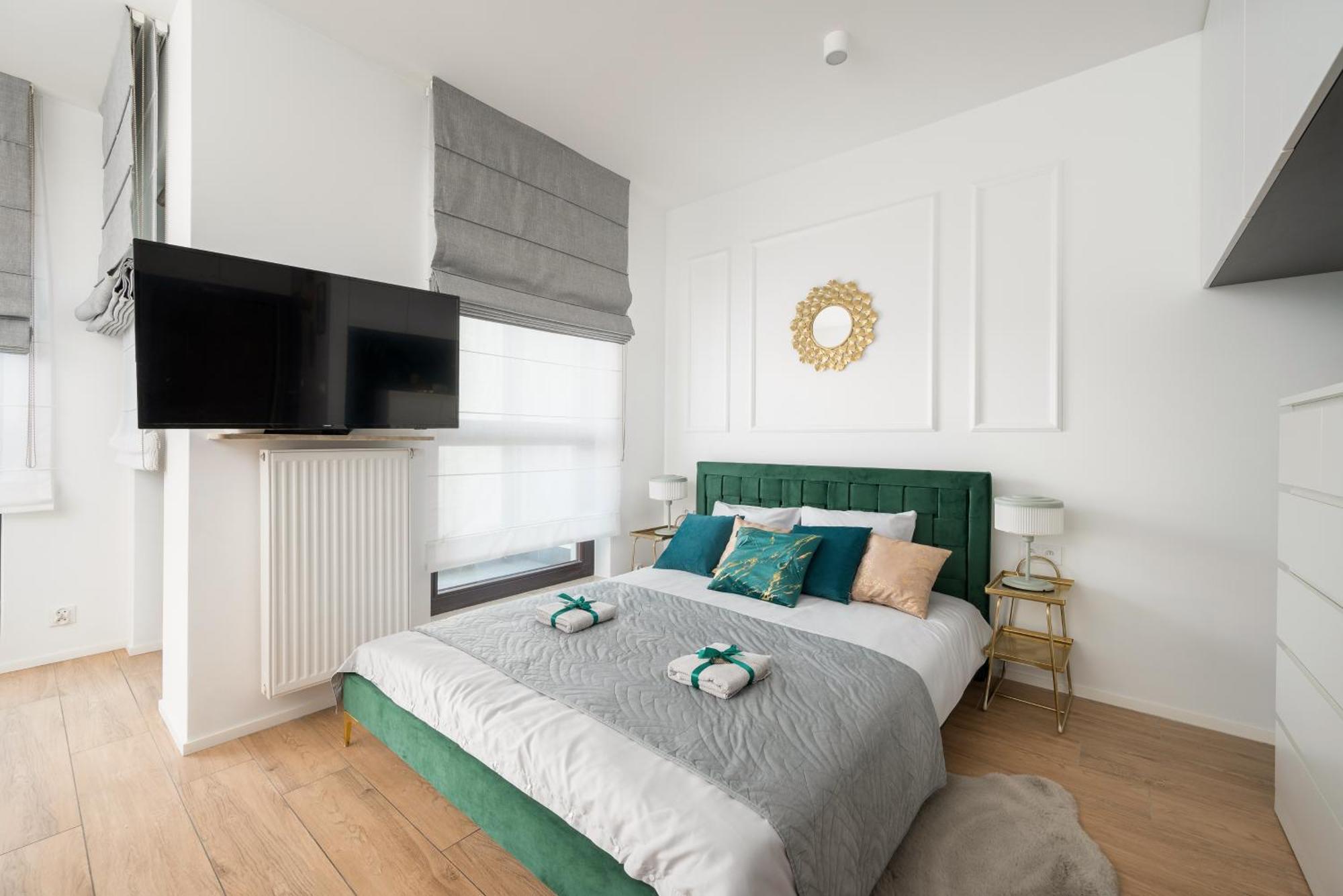 Apartment Urban Gem With Private Parking, Relaxing Balcony At Metro Station, Only 10 Min To Centre Warsaw