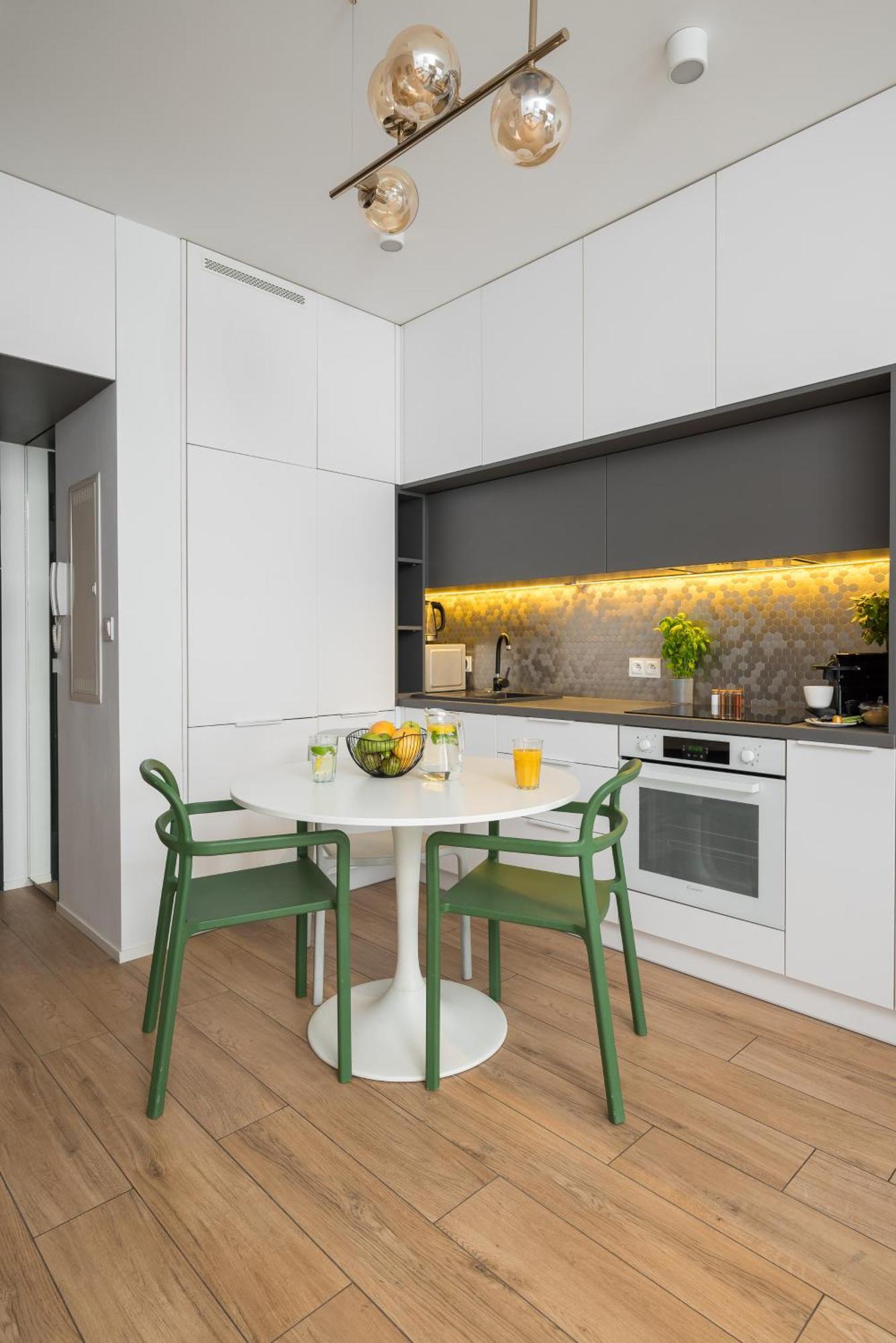 Urban Gem With Private Parking, Relaxing Balcony At Metro Station, Only 10 Min To Centre Warsaw